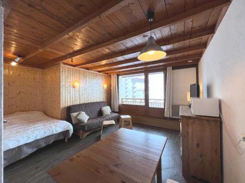Ένα ή περισσότερα κρεβάτια σε δωμάτιο στο Appartement 6 places, superbe vue face à la montagne, 50m des pistes