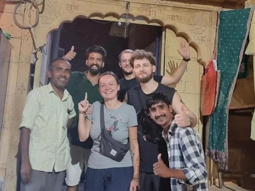 un groupe d'hommes debout devant une porte dans l'établissement Marigold Homestay, à Jaisalmer