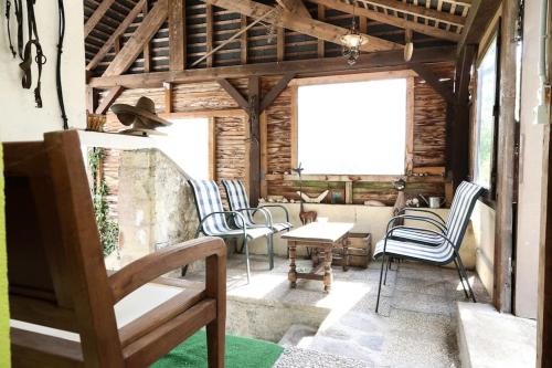 une chambre avec des chaises et une table dans une cabine dans l'établissement Charmante maison jardin à 100 mètres du Clos Lucé, à Amboise