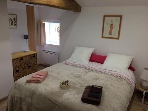 1 dormitorio con 1 cama con 2 toallas en "Le gite du Petit Guilhem" Près Bordeaux Maison classée 4étoiles Meublé Tourisme piscine parc étang, en Anglade