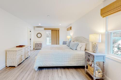 Coastal Gem في يورك: غرفة نوم بيضاء مع سرير كبير ونافذة