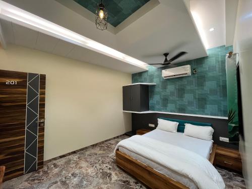 1 dormitorio con 1 cama en una habitación en Hotel Aryadeep en Phardāpur