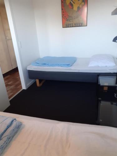 een bureau in een kamer met een matras erop bij Henne Strand. Ferielejlighed 200m fra Vesterhavet in Henne Strand
