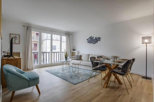 a living room with a couch and a table at Les Caravelles - Trois Pièces - Deauville Centre in Deauville