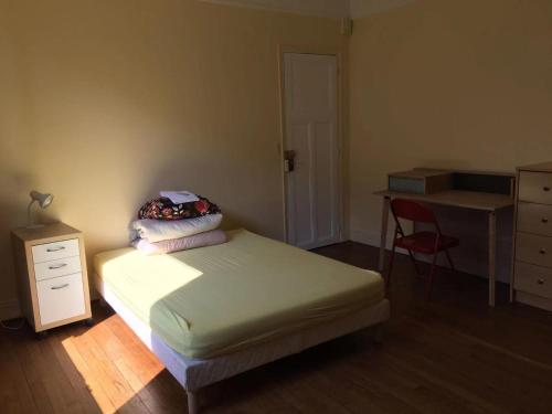 Ένα ή περισσότερα κρεβάτια σε δωμάτιο στο Comfortable Paris 4