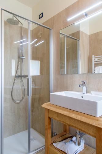 a bathroom with a sink and a shower at Hotel Calvi-Ristorante Mainor in Vittorio Veneto