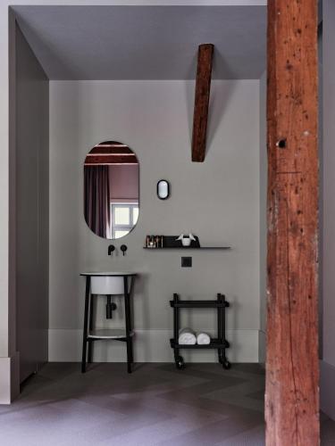a dressing room with a mirror and a stool at Jaskółka Dom i SPA in Szklarska Poręba