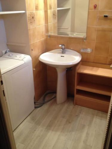 une petite salle de bain avec un lavabo et un miroir dans l'établissement Maeva, à Saint-Laurent-du-Var