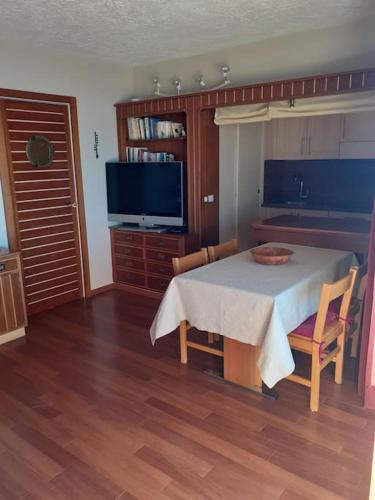 une salle à manger avec une table et des chaises et une télévision dans l'établissement Maeva, à Saint-Laurent-du-Var