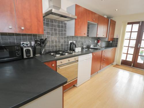 Dapur atau dapur kecil di Whistle Stop Apartment