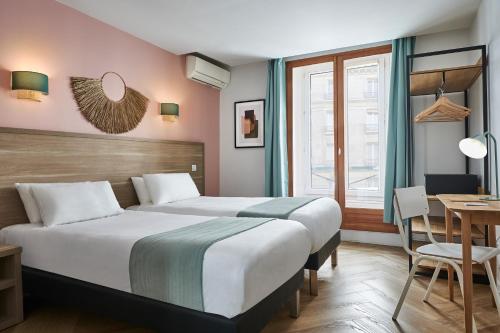 パリにあるHôtel Kabanel by Happycultureのベッドとテーブルが備わるホテルルームです。