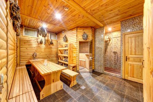 Cabaña de madera con mesa de madera y puerta de madera en Hotel Kiev Lomakin, en Kiev