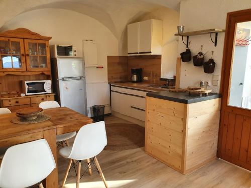 A cozinha ou cozinha compacta de Appartement Au cœur d'un village typique