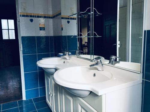 une salle de bain avec deux lavabos et un miroir dans l'établissement Comfortable Paris 5, à Vitry-sur-Seine