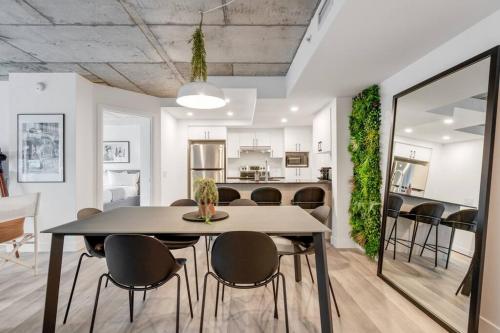 a dining room and kitchen with a table and chairs at Initial / Cinéma +Parking / Centre-ville de Québec in Quebec City