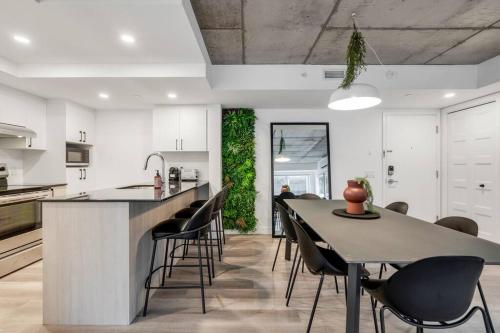 a kitchen with a table and chairs in a room at Initial / Cinéma +Parking / Centre-ville de Québec in Quebec City