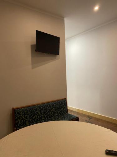 Hotel Prestigeにあるテレビまたはエンターテインメントセンター