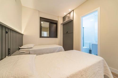 En eller flere senger på et rom på Apartamento 2 suítes em Bombas