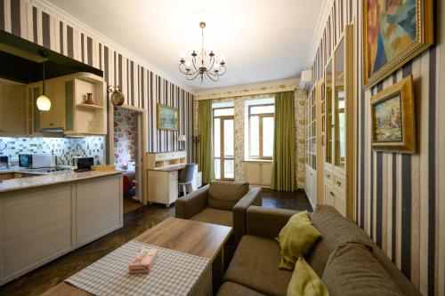 un soggiorno con un divano e un tavolo di Cozy Central apartment a Yerevan