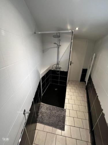 La salle de bains est pourvue d'une douche et de carrelage. dans l'établissement Location proche Ault,Cayeux-sur-Mer,Le Tréport, à Tully