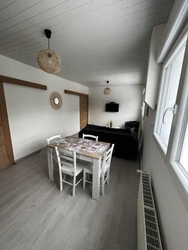 un salon avec une table et un canapé dans l'établissement Location proche Ault,Cayeux-sur-Mer,Le Tréport, à Tully