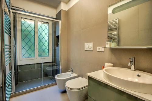 ein Bad mit einem Waschbecken, einem WC und einer Dusche in der Unterkunft Casetta Celso in Rom