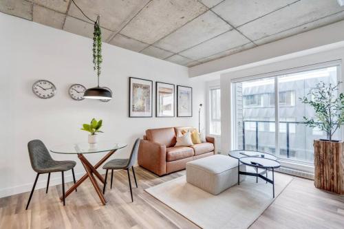 a living room with a table and a couch at Initial / New Yorker / Centre-ville de Québec in Quebec City