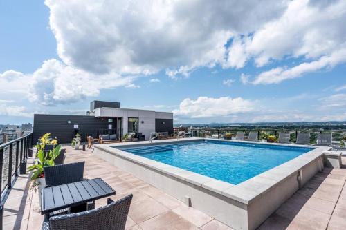 a swimming pool on the roof of a building at Initial / New Yorker / Centre-ville de Québec in Quebec City
