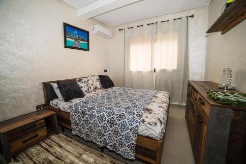 een kleine slaapkamer met een bed en een raam bij Appart Nour Gueliz in Marrakesh