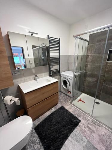 Appartement Bernstein - Appartement Regina في باد كلينكيرشهايم: حمام مع حوض استحمام ودش