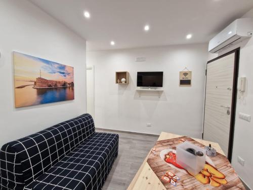 ein Wohnzimmer mit einem Sofa und einem Tisch in der Unterkunft La casa di Teresa in Taranto
