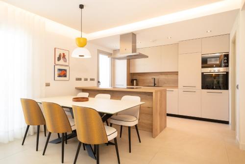 een keuken en eetkamer met een tafel en stoelen bij Stunning 3 Bedroom Penthouse in La Cala Golf, Mijas in Málaga
