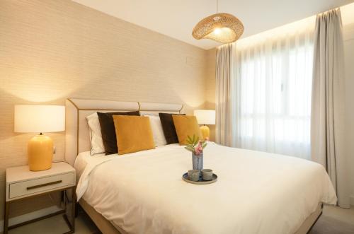 1 dormitorio con cama blanca y ventana en Stunning 3 Bedroom Penthouse in La Cala Golf, Mijas, en Málaga