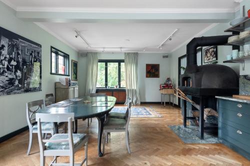 ein Esszimmer mit einem Tisch und Stühlen in der Unterkunft Fantastic 4 bedroom home in Bromma with everything in Stockholm