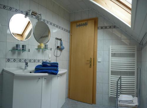 Kúpeľňa v ubytovaní Haus Bauer Appartment I mit Balkon