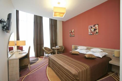 Un pat sau paturi într-o cameră la Mari Vila Hotel
