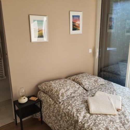 Jolie suite parentale, chambre et salle d'eau, avec son coin de verdure à 5 minutes à pied du centre ville
