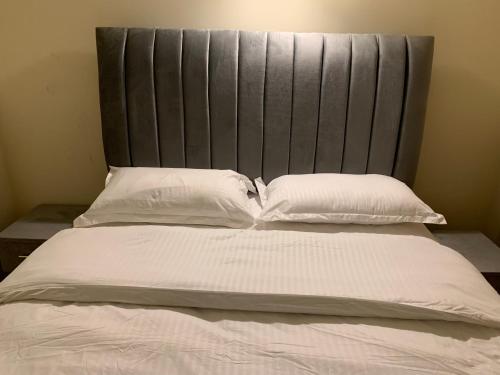 Katil atau katil-katil dalam bilik di 2BR Luxury Apartment