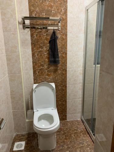 Bilik mandi di 2BR Luxury Apartment