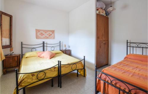 um quarto com duas camas num quarto em 2 Bedroom Beautiful Home In Sedini em Sedini