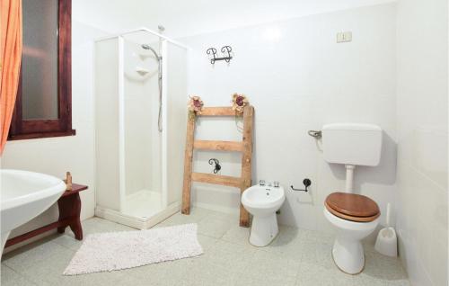 y baño con aseo, ducha y lavamanos. en 2 Bedroom Beautiful Home In Sedini, en Sedini