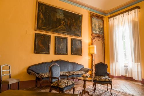 a living room with a couch and two chairs at Albergo Real Castello in Verduno