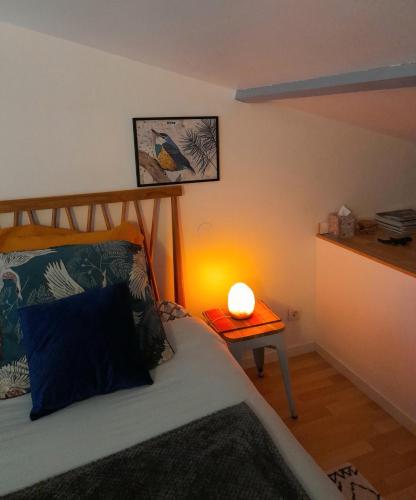- une chambre avec un lit et une lampe sur une table dans l'établissement Le Stud' à Saint Pierre d'Oléron !, à Saint-Pierre-dʼOléron
