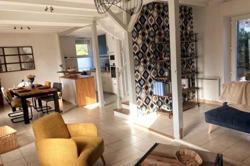 un salon avec un canapé et une table dans l'établissement Maison chaleureuse bord de mer, à Saint-Quay-Portrieux