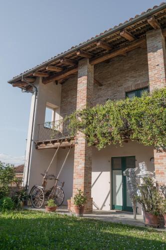 a bike parked on the side of a building at Albergo Real Castello in Verduno