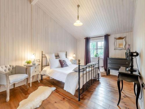 um quarto com uma cama, uma mesa e uma cadeira em Beech Tree Lodge em Willington