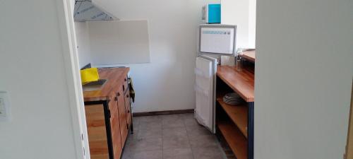 una pequeña cocina con encimera y nevera en La Pancora en Esquel