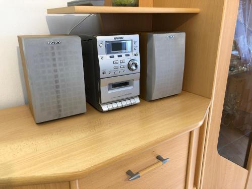 a microwave and a toaster oven sitting on a shelf at Ferienwohnung Familie Hinrichs in Dorn-Dürkheim