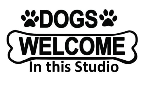 a sign that says dogs welcome in this studio at Bed & Breakfast Bakker Meijer in Heemskerk