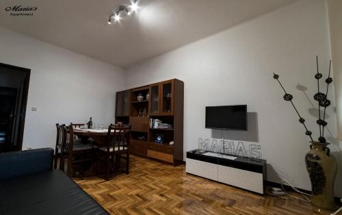 un salon avec une table à manger et une télévision dans l'établissement Maria's Apartment, à Porto